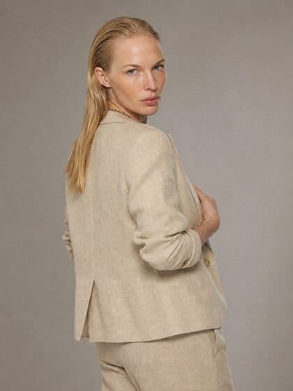 Model in the sand linen blazer, seen from behind